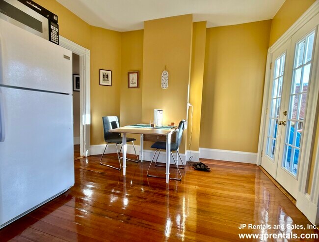 Building Photo - 16 Arcola St