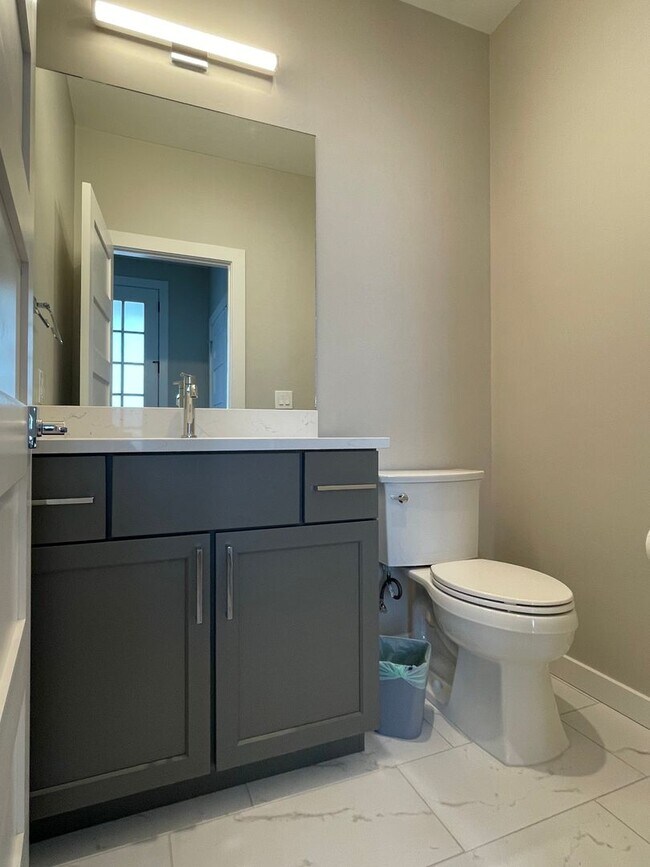 Foto del edificio - Luxurious 6-Bedroom Haven South of Sloans ...