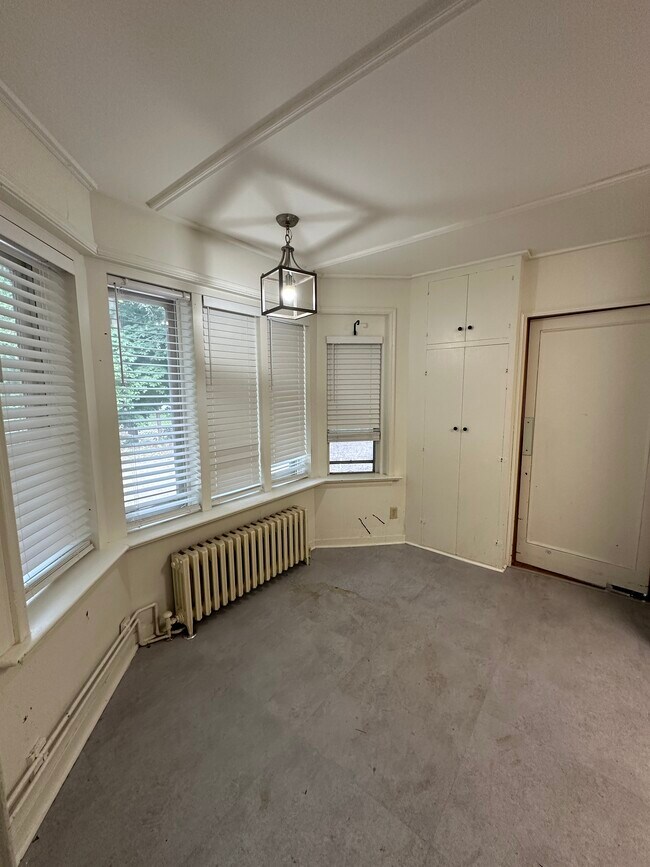 Building Photo - 484 Weller St