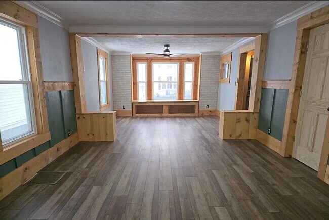 Building Photo - 618 Pettibone Ave NW