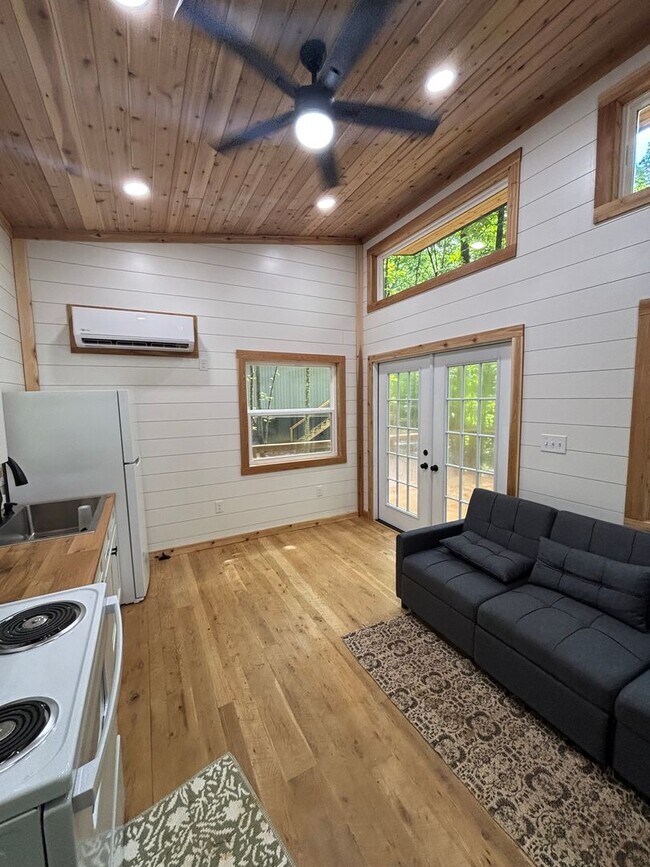 Foto del edificio - Cozy, Modern Tiny Home with Wrap-Around Po...