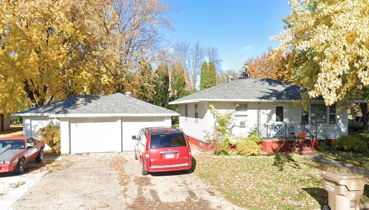 Building Photo - Cozy Home with Double Stall Garage