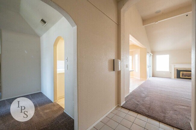 Foto del edificio - Fresno NorthEast Home, 3BR/2BA, Built 1989 – Across the street from Maple Creek Elementary!