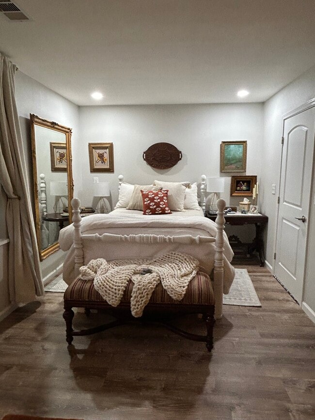 Bedroom space - 2812 Anita Ln