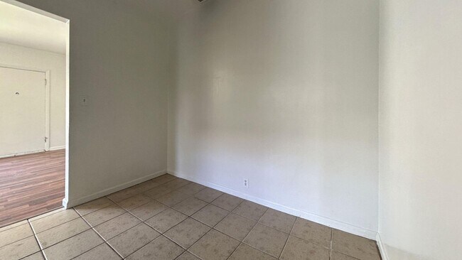 Foto del edificio - Price Reduced- Spacious 2 Bedroom, 1 Bathr...