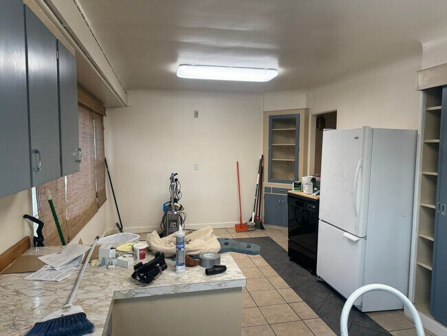 Building Photo - Charming 4 Bed, 2 Bath in Convenient Locat...