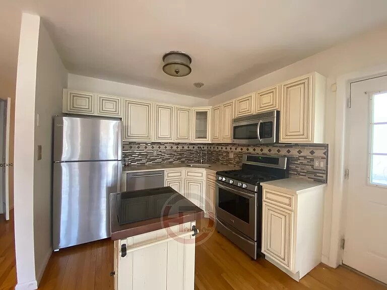 Primary Photo - 3186 Baisley Ave