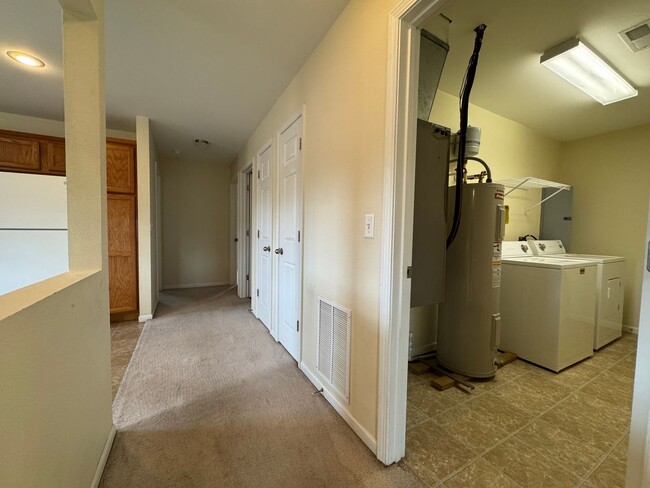 Building Photo - Spacious 2 bedroom, 2 bathroom duplex!