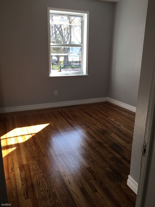 Primary Photo - 3 br, 1 bath Apartment - 5907 Kennedy Blvd E