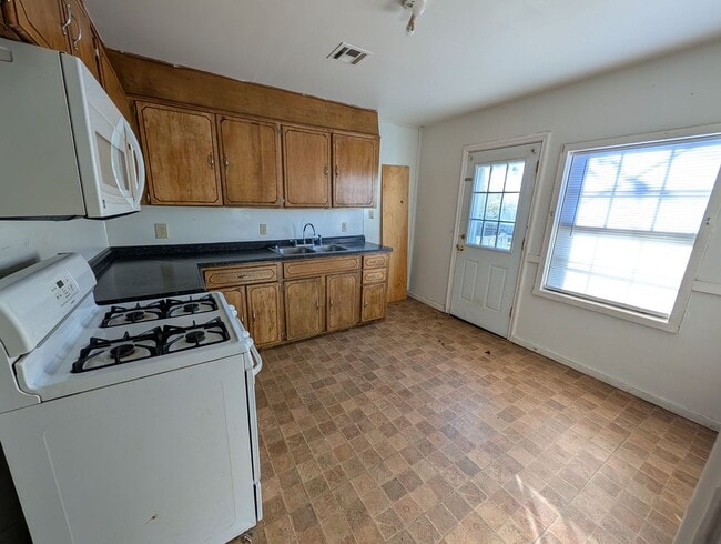 Building Photo - 3 Bedroom House in Pryor