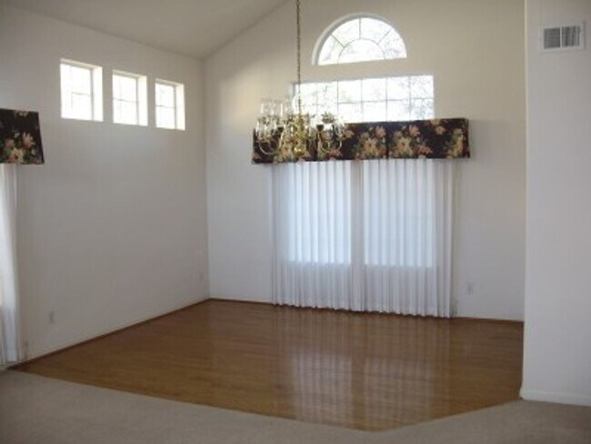 Foto del edificio - Spacious Newly Renovated 5 Bedroom Home in Tracy – $3,200/Month Available Soon!