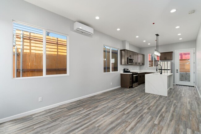 Building Photo - New, Top Floor | 3 Bed, 3 Bath, Laundry, B...