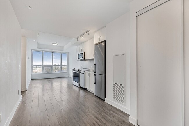 Building Photo - 681 Yonge St