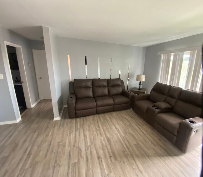 Foto del edificio - 903 Elder Rd