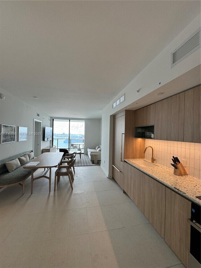 Building Photo - 601 NE 1st Ave