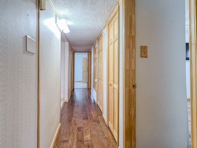 Building Photo - Spacious 3 bedroom 2 bath with Solar Panels