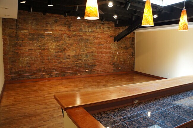 Building Photo - 413 N Center St