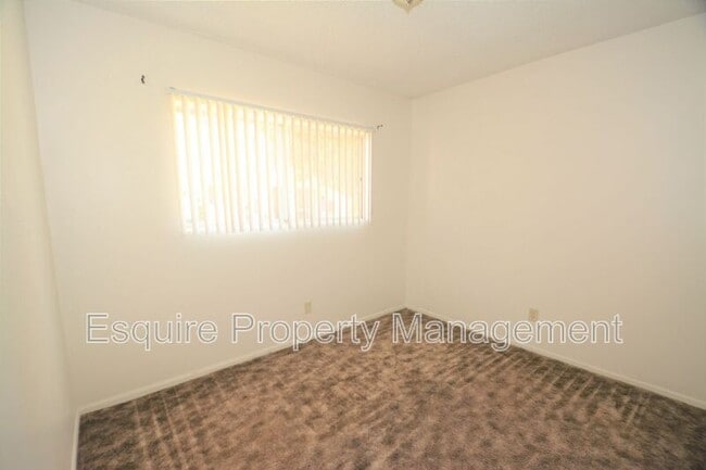 Building Photo - 2050 N Ventura Rd
