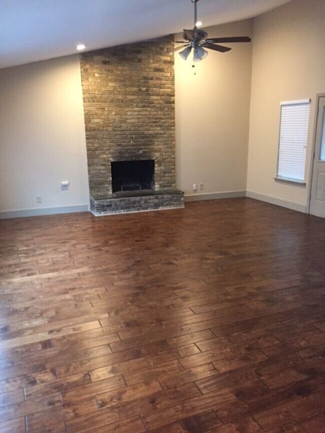 Building Photo - 8021 Bobwhite Dr
