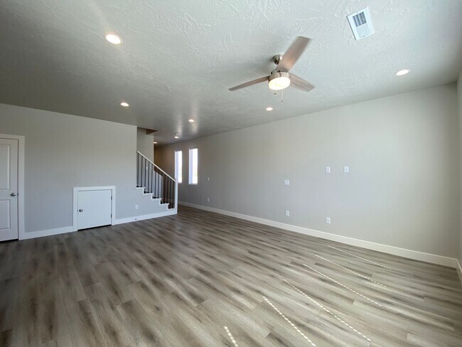 Building Photo - BRAND NEW 4 BEDROOM TOWNHOME!