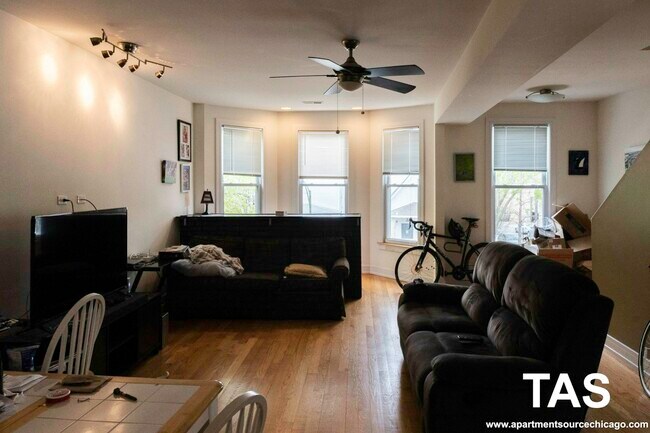 Building Photo - 3023 N Oakley Ave