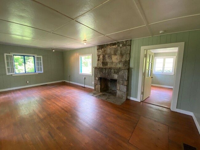 Building Photo - Fairview - Charming One Bedroom Cottage at...