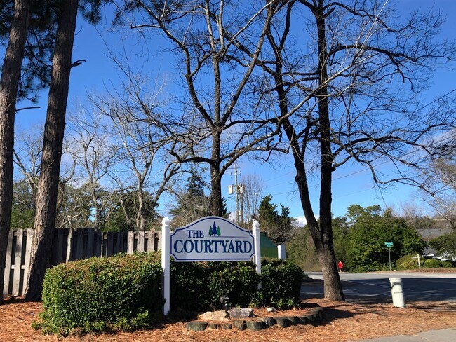 Bienvenidos a The Courtyard. - 4210 Wilshire Blvd