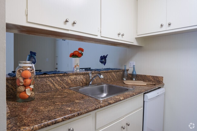 1BR, 1BA - 640SF - Kitchen - Jackson Lake Apartments