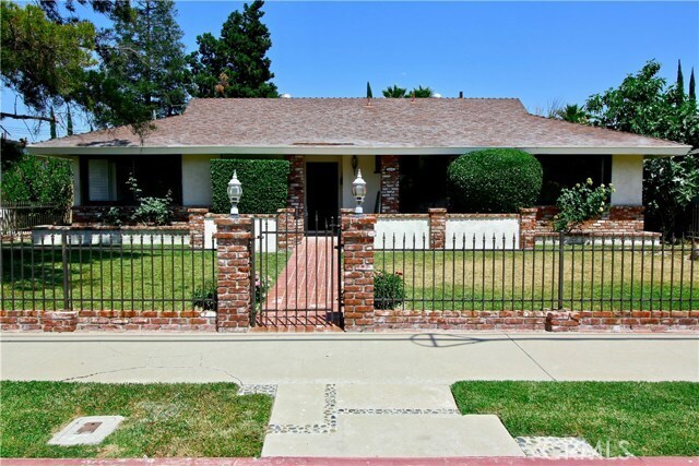 Primary Photo - 8008 Woodlake Ave