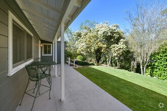 Building Photo - 925 Hawthorn Dr
