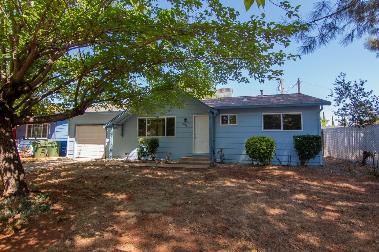 Foto principal - 3 Bedroom Redding Home Near Enterprise Park!