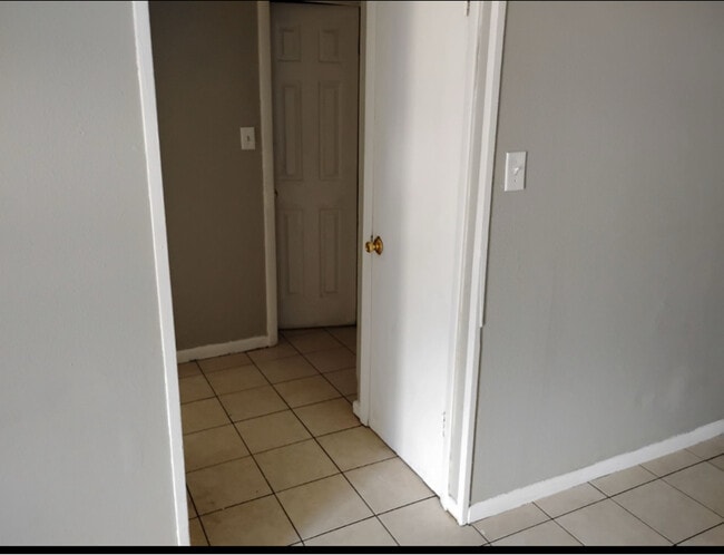 Building Photo - 301 E Arden Dr