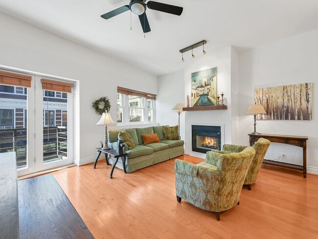 Building Photo - Fully Furnished Newly Remodeled Condo Downtown