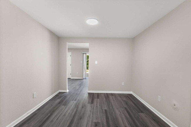 Building Photo - Redone townhouse