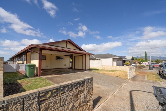 Building Photo - Rarely Available 4 BD/ 2 BA Home in Mililani