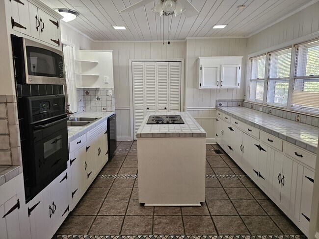 Foto del edificio - 1222 N Ridge Ave