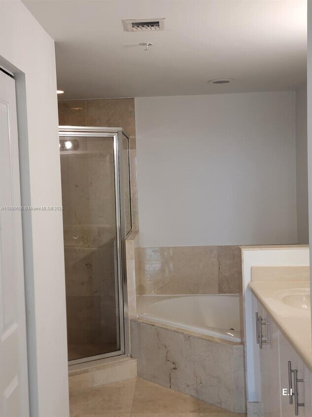 Foto del edificio - 7900 Harbor Island Dr