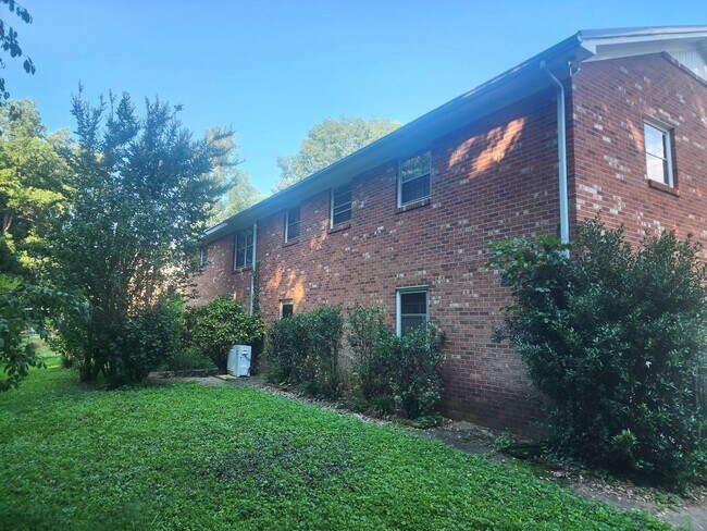 Foto del edificio - 1505 Turfwood Dr
