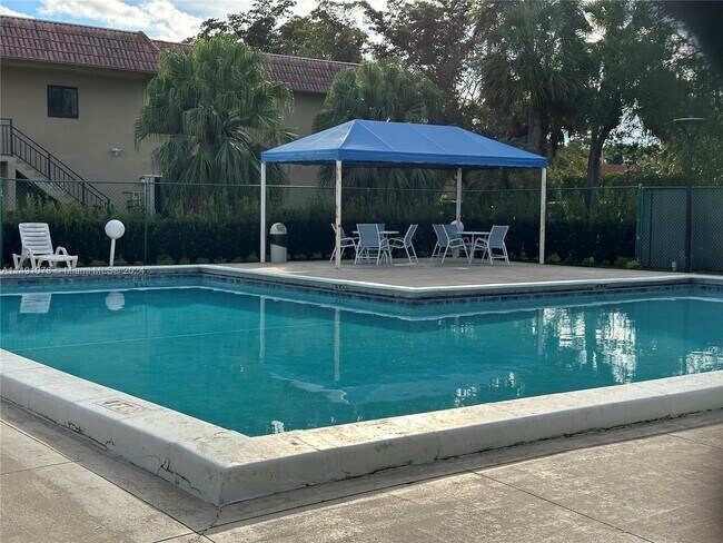 Foto del edificio - 310 Lakeview Dr
