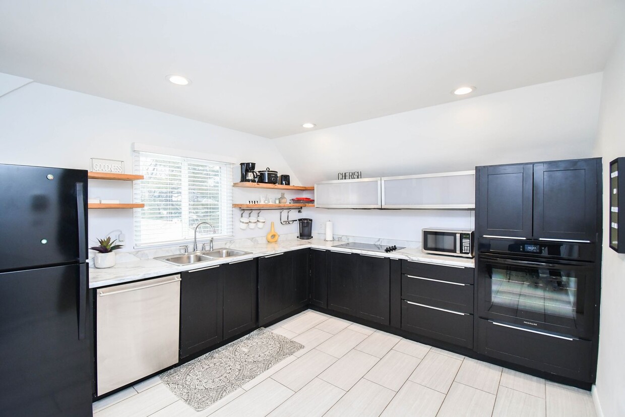 Foto principal - Cozy & Fully Furnished 1-Bedroom Near Sanf...