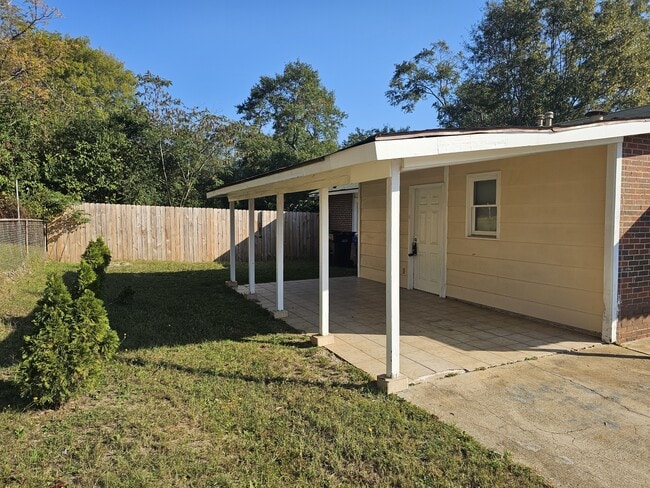 Foto del edificio - 5807 Hunter Rd