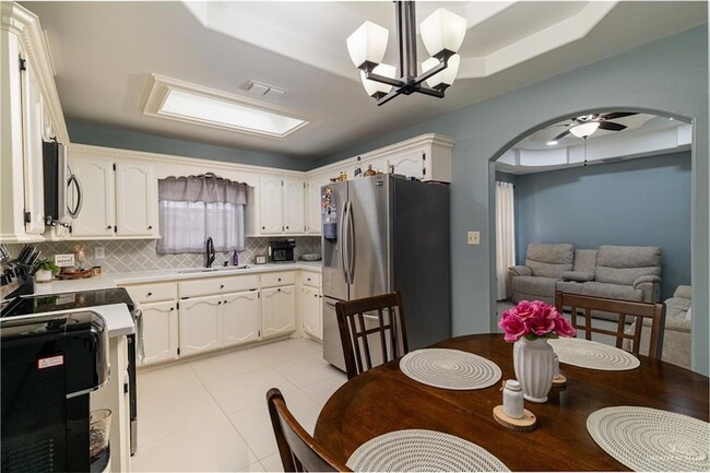 Building Photo - 1510 Arboledas Dr