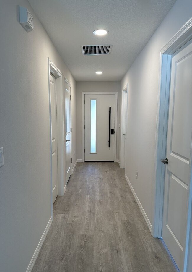 Foto del edificio - Side A  available soon!