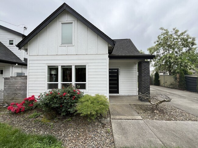Foto del edificio - Charming 1Bed 1Bath Modern 2 Story Cottage with Fabulous Updates! Washer & Dryer Hook-ups!