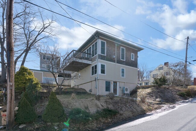 Foto del edificio - Stunning 4 Bed 2.5 Bath Steps from Willards Beach UNFURNISHED