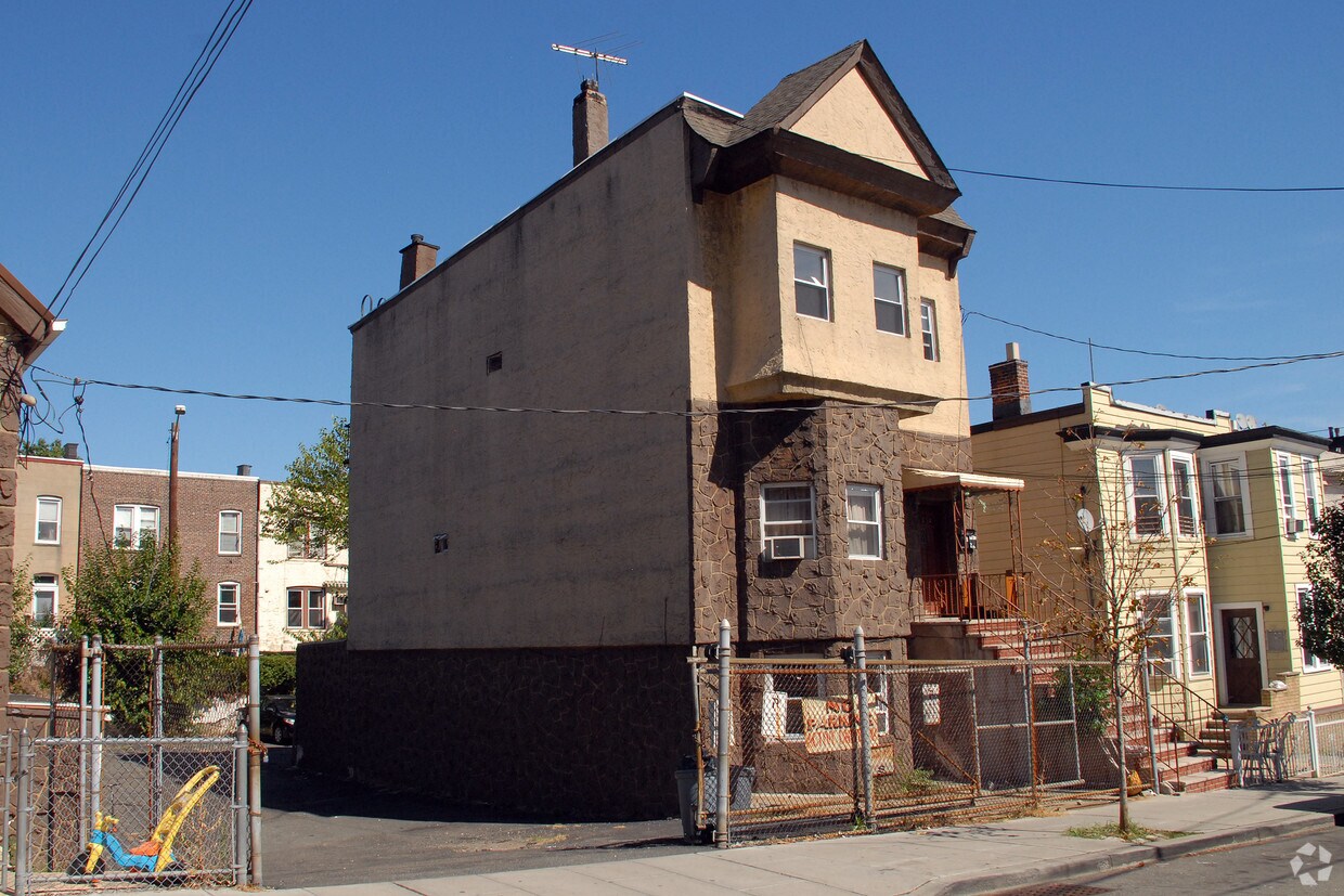 Primary Photo - 122-132 34th St