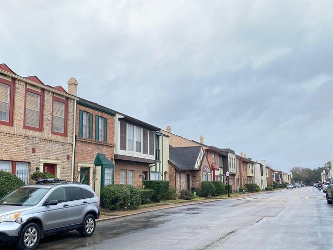 Foto del edificio - 7700 Creekbend Dr