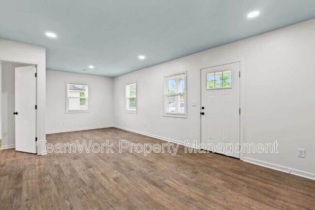 Building Photo - 3107 Azalea Dr