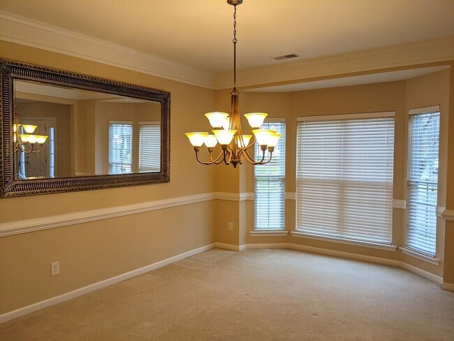 Foto del edificio - 4 BEDROOMS PLUS BONUS, BEAUTIFUL BACK PATI...