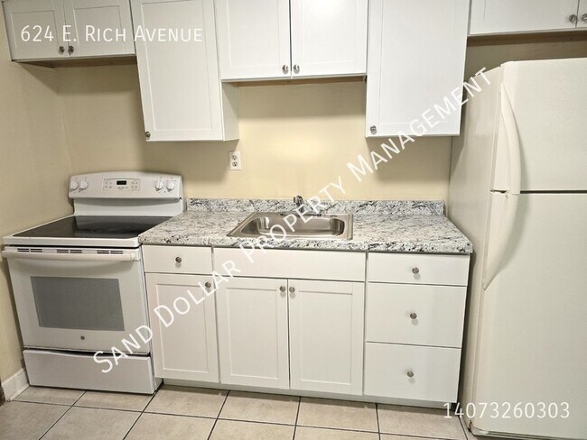 Building Photo - Brand new kitchen, updated  2 bed 1 bath 1...